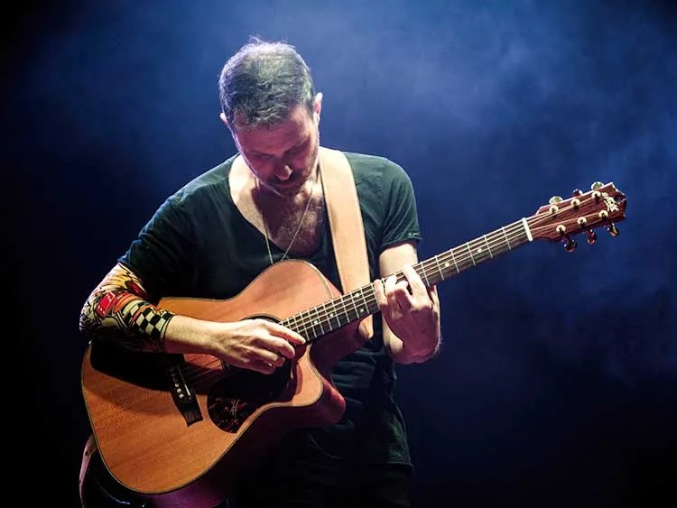 Fingerstyle guitarist Alberto Lombardi performing live. Photo by FEDERICO TOMASELLO