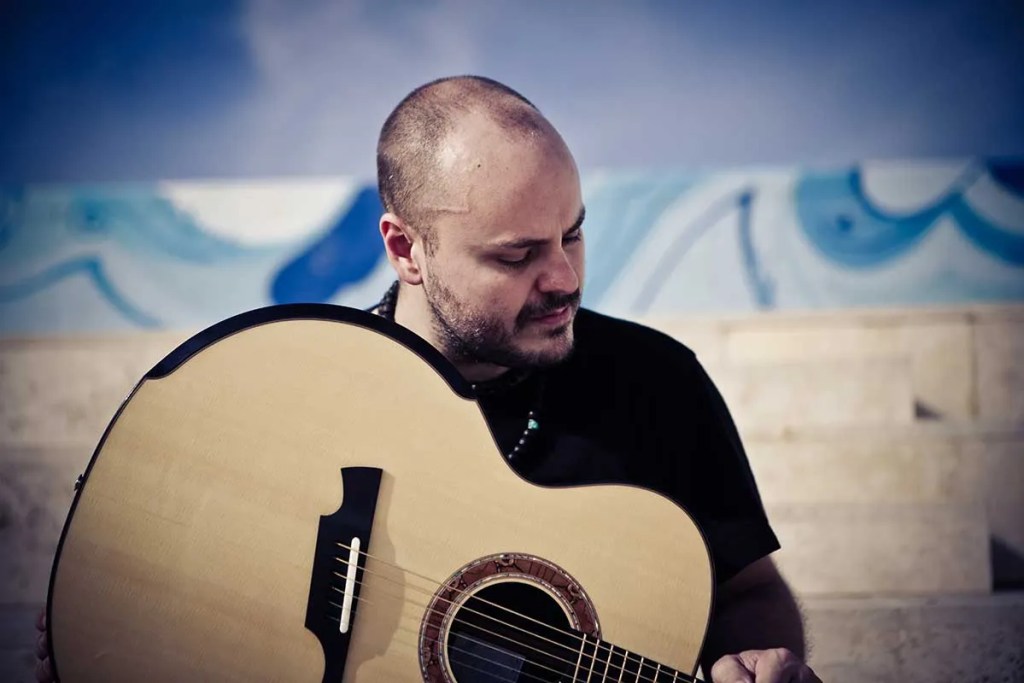 Andy McKee with guitar