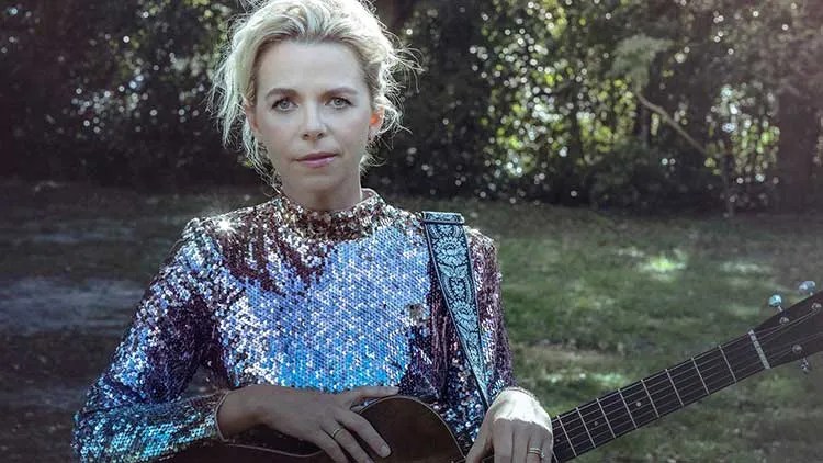 aoife o'donovan with acoustic guitar