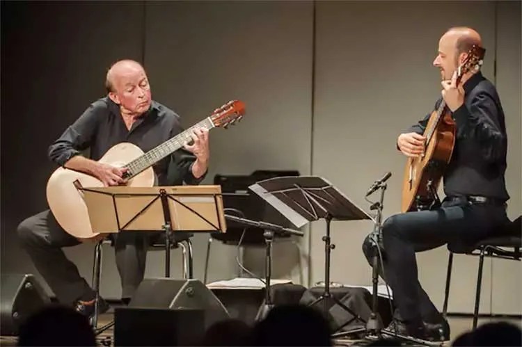 Carlos Barbosa Lima with Johannes Tonio Kreusch playing guitars onstage