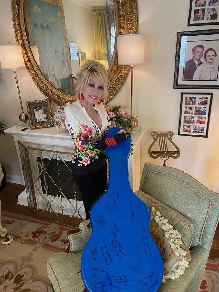 Dolly Parton with Linda Manzer's Sunflower Guitar for Ukraine