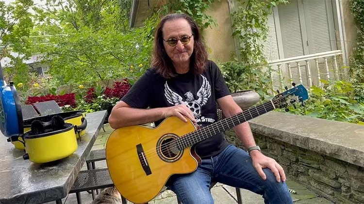 Geddy Lee with Linda Manzer's Sunflower Guitar for Ukraine