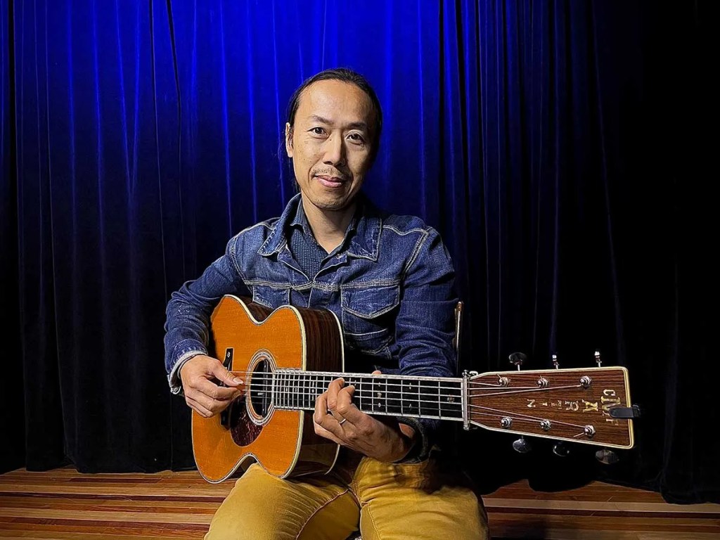 Hiroya-Tsukamoto-with-acoustic-guitar