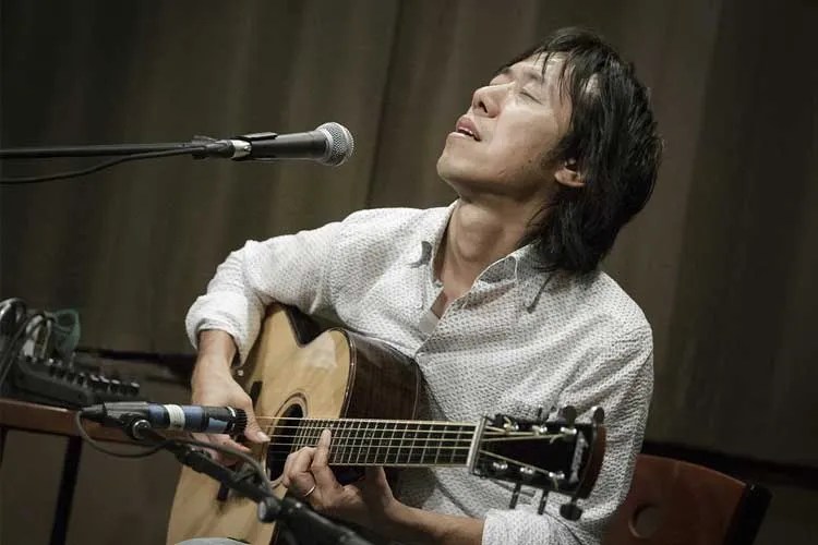 Hiroya Tsukamoto playing guitar