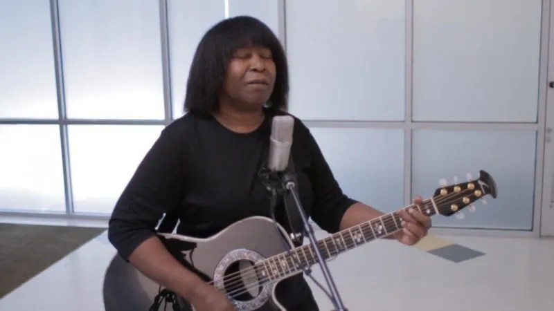 joan armatrading playing guitar