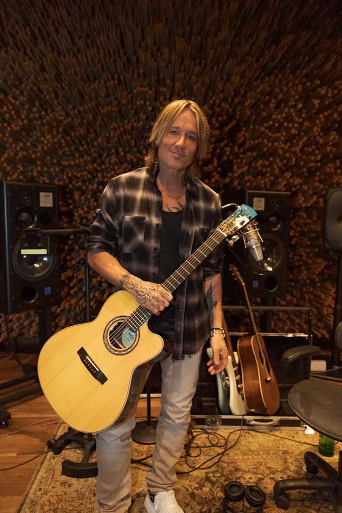 Keith Urban with Linda Manzer's Sunflower Guitar for Ukraine