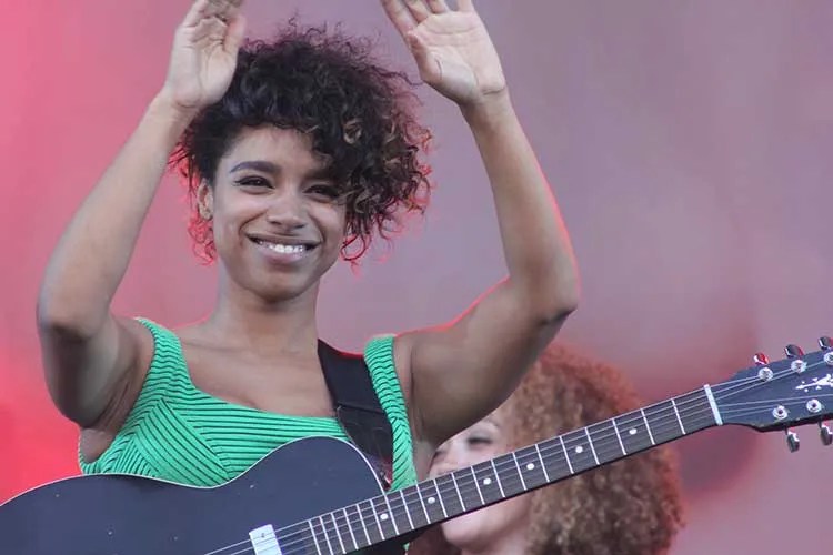 Lianne LaHavas with guitar