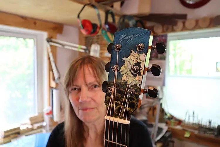 Linda-Manzer-with-sunflower-guitar-for-ukraine