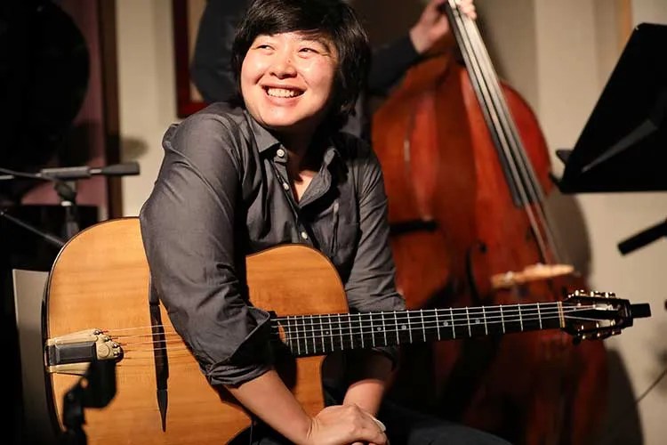 Lisa Liu with guitar