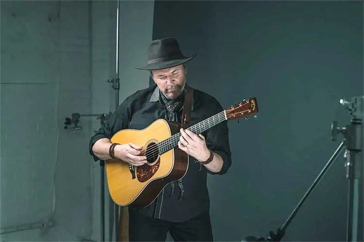 Mark O'Connor with his guitar