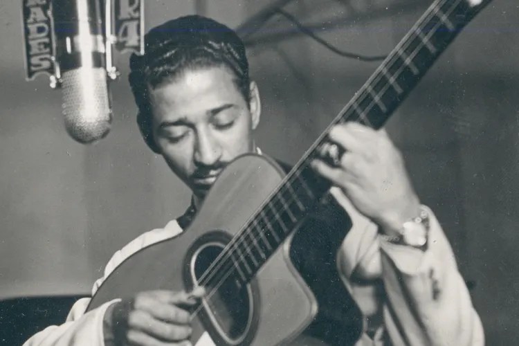 Portrait of Oscar Aleman with acoustic guitar