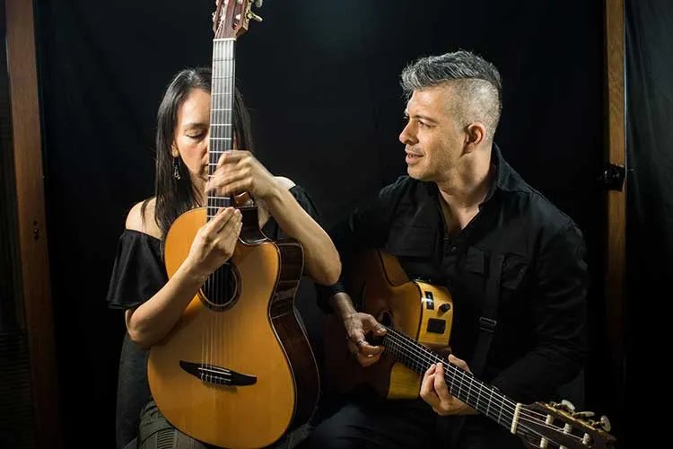 Rodgrigo y Gabriela playing guitars