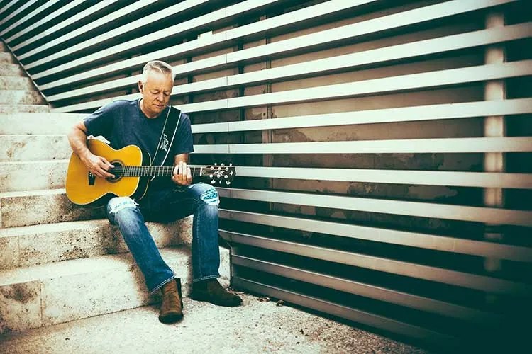 Tommy Emmanuel playing guitar