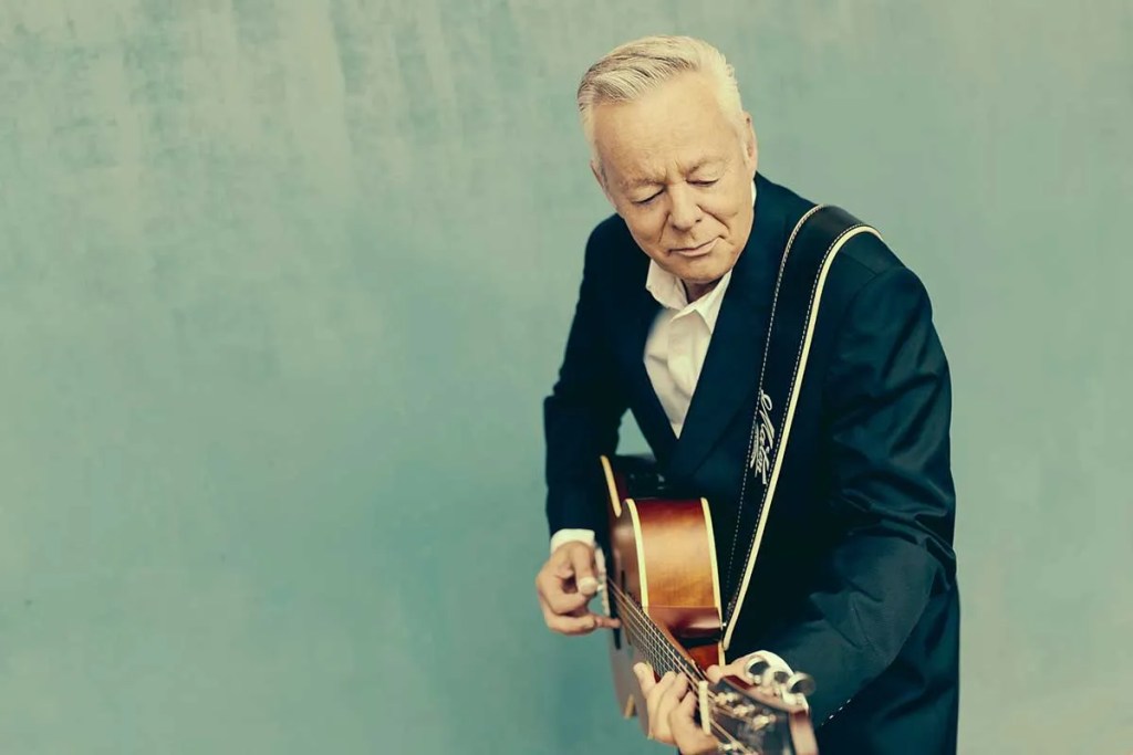 Tommy Emmanuel playing guitar