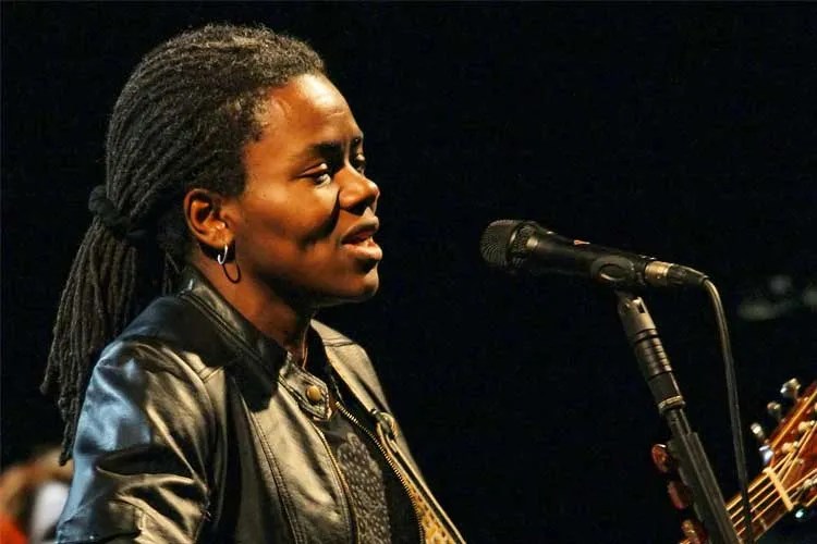 Tracy Chapman singing and playing guitar